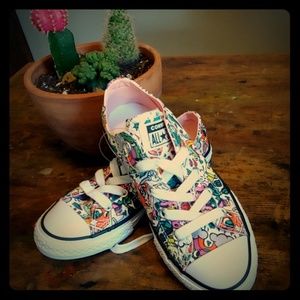 Girls Converse Size 1 NWOT